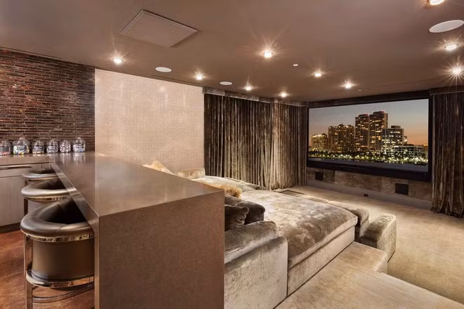 Các tiện ích nổi bật bên trong biệt thự có thể kể đến rạp chiếu phim, hầm rượu, phòng tập thể dục, và phòng game.