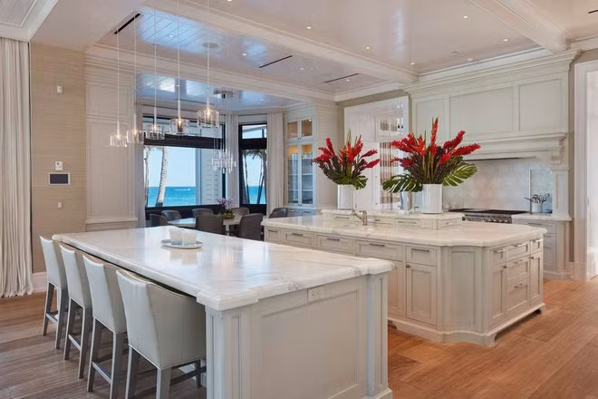 Nhà bếp xa hoa, lộng lẫy, nổi bật với bộ đèn chùm cầu kỳ và những nội thất được làm từ đá cẩm thạch.