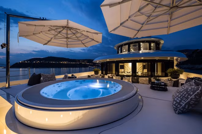 Trên boong còn có một bể sục ngoài trời giúp gia chủ tận hưởng cảm giác thư thái giữa khung cảnh thiên nhiên của biển cả.