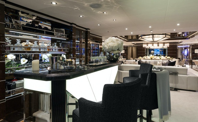 Trong ảnh là quầy bar với thiết kế sang trọng của du thuyền. Tại đây còn có một quầy bar ngoài trời và một hầm rượu chứa 1.000 chai.