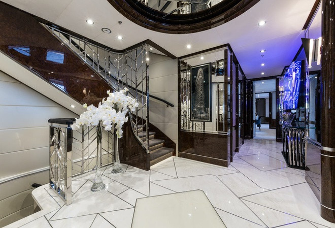 Nội thất theo phong cách nghệ thuật của 11.11, được thiết kế bởi chính công ty của Candy, gây ấn tượng với sự lộng lẫy của thép không gỉ, gương và đá cẩm thạch Italy.