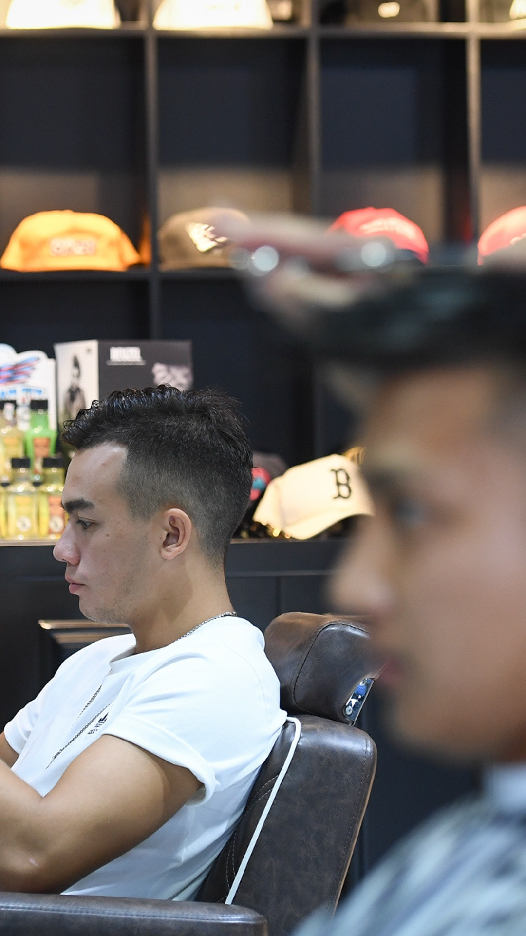 Sau khi dùng bữa trưa, khoảng 12h, tôi cùng Martin tranh thủ đi cắt tóc. Trong nhóm cầu thủ Việt kiều ở Hải Phòng, tôi là người nói tiếng Việt kém nhất. Thế nên một người đồng đội và người đàn anh như Martin có ý nghĩa rất quan trọng đối với tôi.