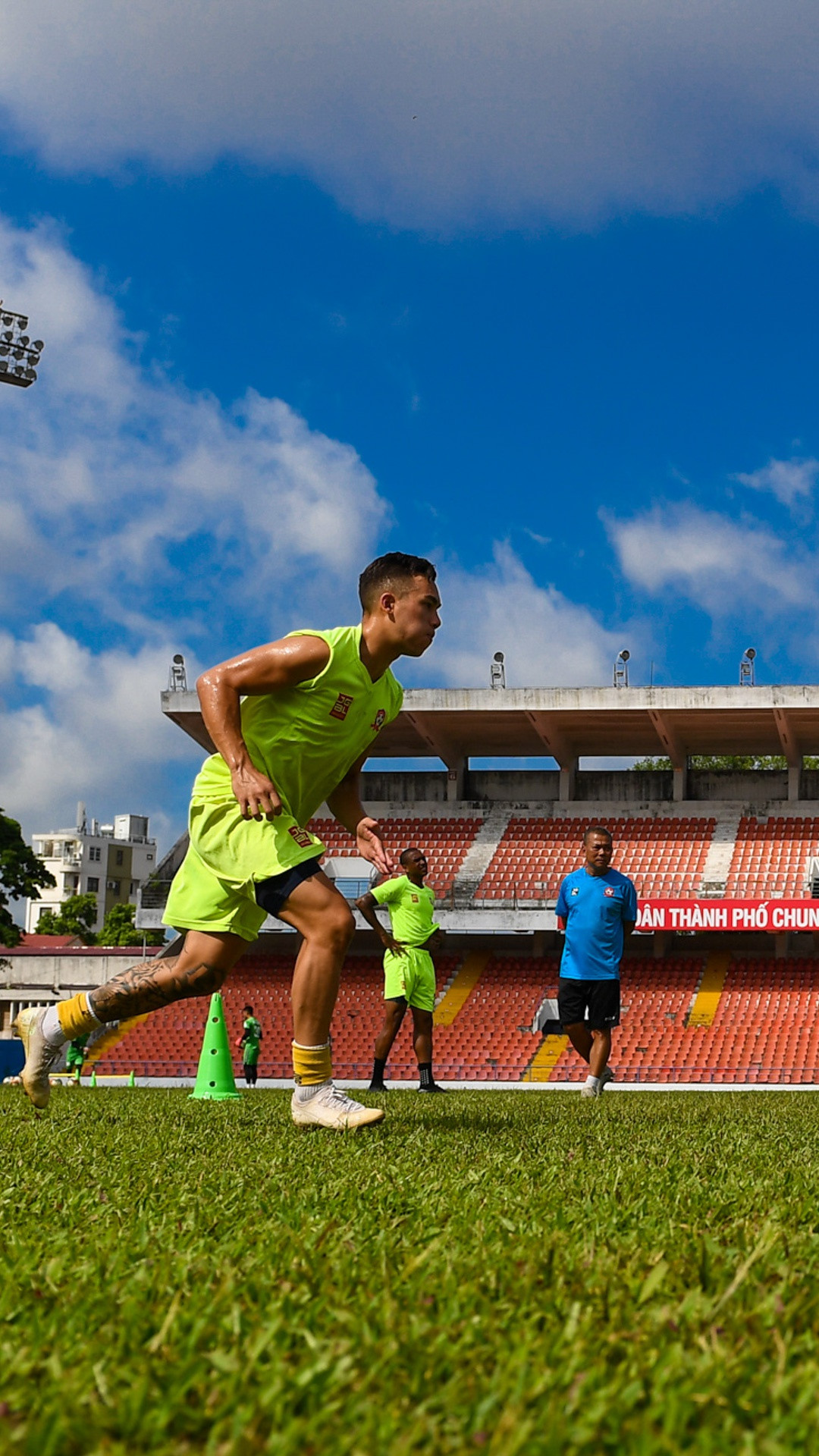 Đúng 8h30, chúng tôi có mặt ở sân Lạch Tray, bắt đầu giáo án tập luyện của ban huấn luyện.