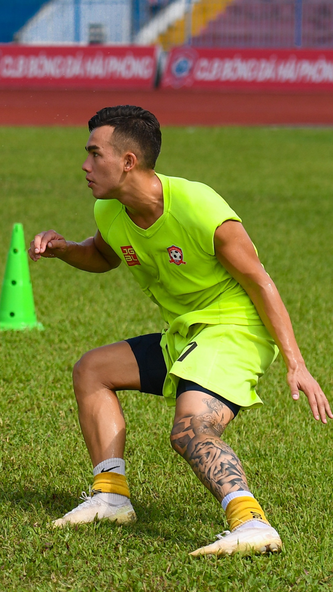 Ngoại trừ những hôm đi tập gym, bài tập buổi sáng của đội thường nhẹ nhàng, chủ yếu thiên về phối hợp, di chuyển, cảm giác bóng. Cho dù thời tiết có nắng hay mưa, chúng tôi cũng đều phải tập trong thời gian quy định (thường là một giờ).