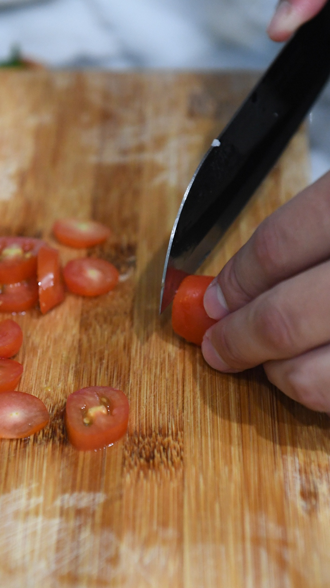 Tôi luôn ăn đủ rau và hoa quả, gần như không bao giờ uống nước ngọt có ga. Để bảo vệ sức khỏe, tôi luôn cố gắng tuân thủ theo một chế độ ăn uống khoa học.