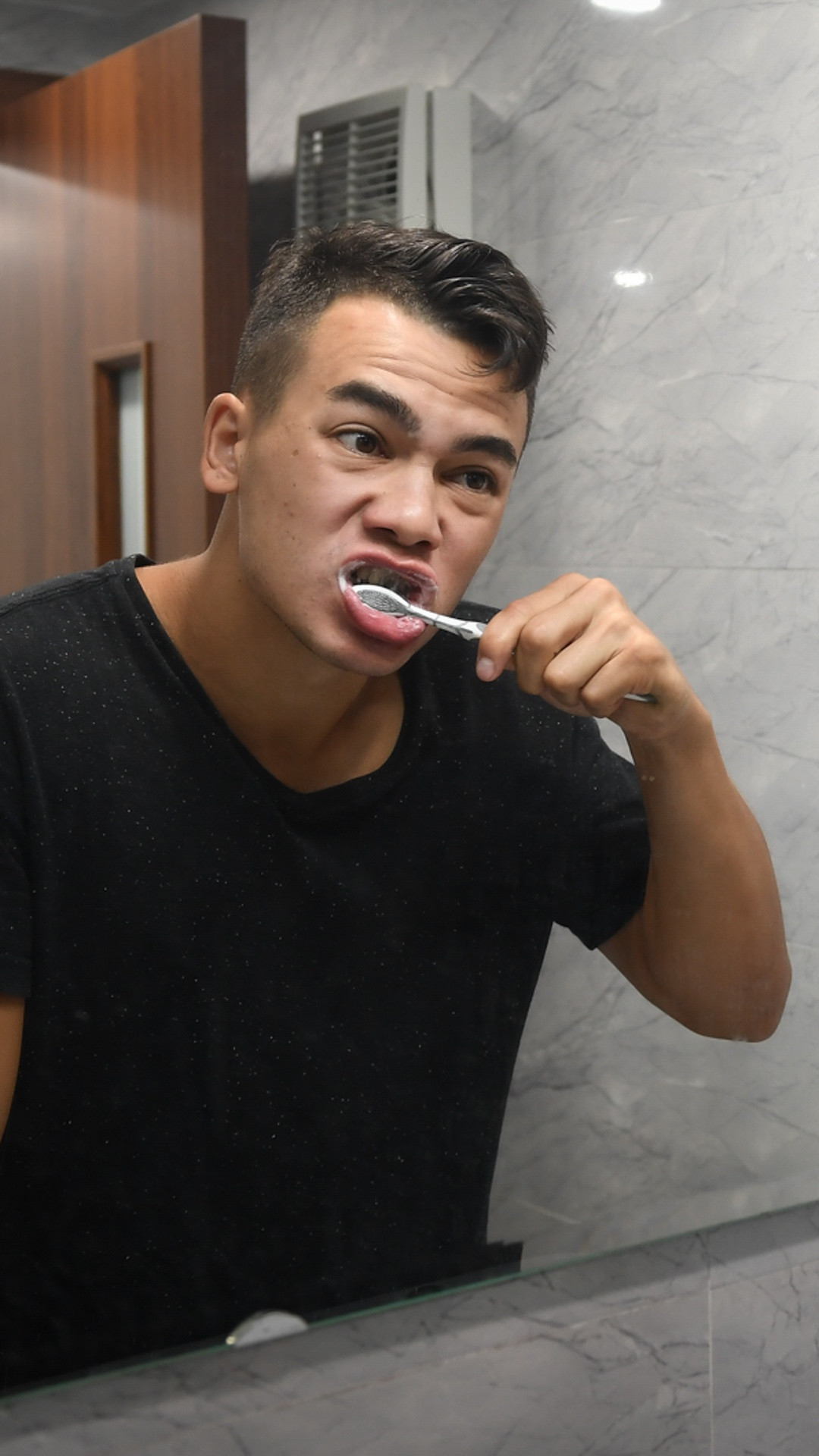 Tôi thường bắt đầu một ngày của mình từ 7h. Tôi thích dậy sớm, tự chuẩn bị bữa sáng cho mình trong lúc tận hưởng những bản nhạc EDM Nga. Đây là thói quen giúp tôi tạo nhiều cảm hứng cho một ngày sôi động.