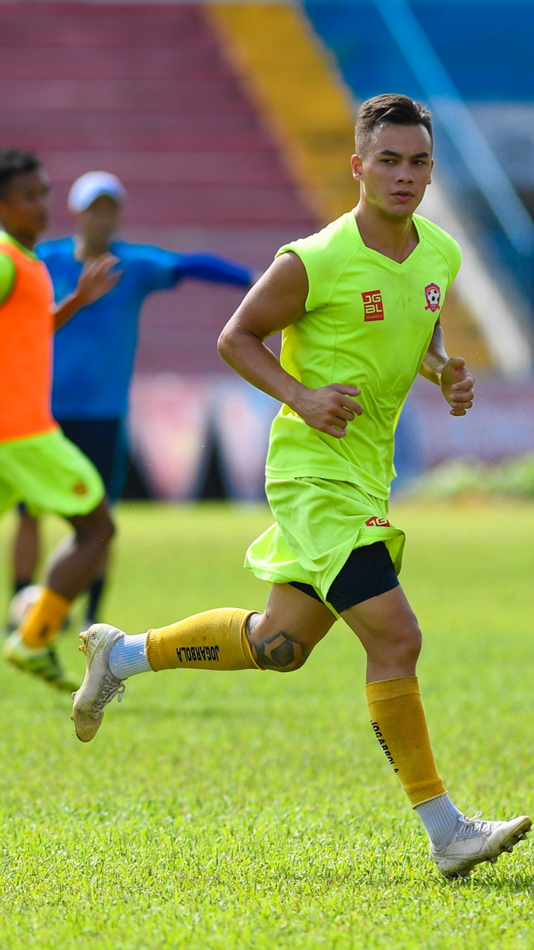 Dù thi đấu ở vị trí nào trên sân, các cầu thủ cũng đều phải rèn luyện được tốc độ và thể lực. Việc cố gắng theo kịp những cầu thủ nước ngoài luôn là phần thú vị trong mỗi buổi tập của tôi. Trở ngại lớn nhất vẫn luôn là khâu giao tiếp vì tôi chưa thể nói được tiếng Việt.