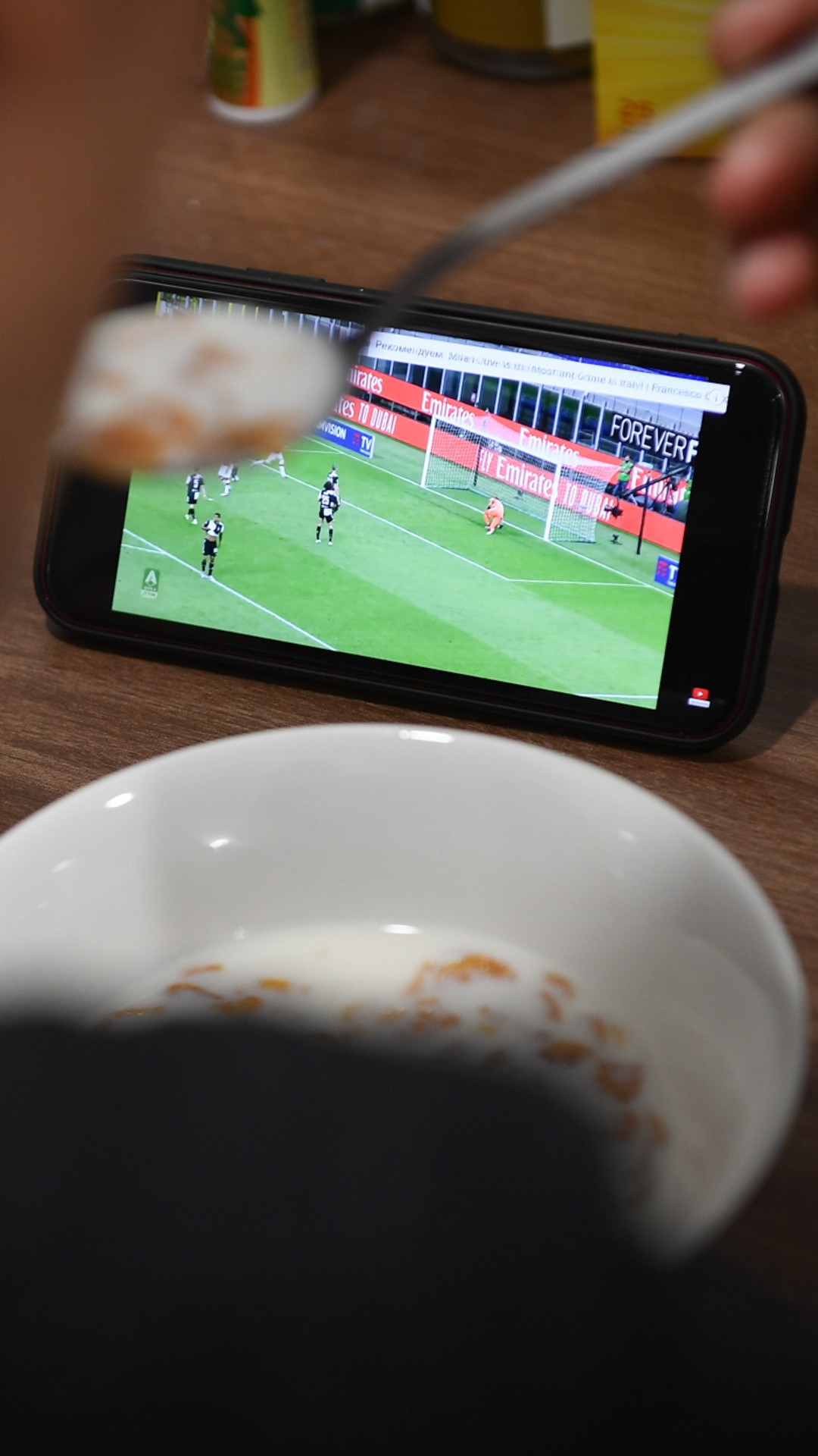 Tôi biết bún, phở hay xôi là món ăn sáng phổ biến của người Việt Nam, nhưng tôi không ăn được vì chúng không tốt cho vận động viên chuyên nghiệp. Vừa ăn, tôi vừa xem lại video của những trận đấu hay mà tôi bỏ lỡ.