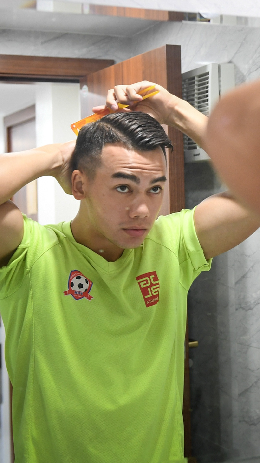 8h, tôi chuẩn bị trang phục để đi tập luyện. Bình thường trong một tuần sẽ có một vài ngày huấn luyện viên cho đội tập 2 buổi sáng và chiều. Hôm nay là một ngày như vậy.