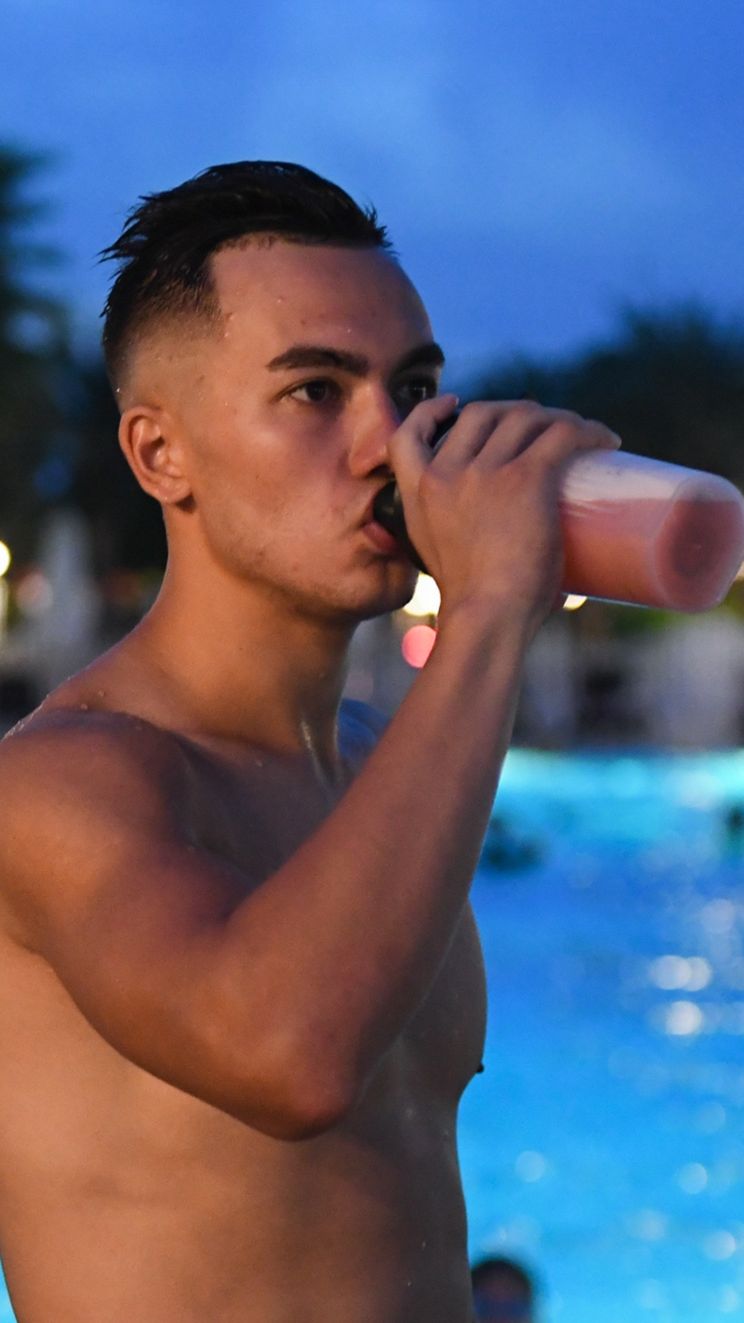 18h, tôi cùng Martin và Adriano đi bơi ở bể bơi gần nhà. Việc bơi lội trong làn nước mát khiến tôi cảm thấy thư giãn và tốt cho sự phục hồi cơ bắp.