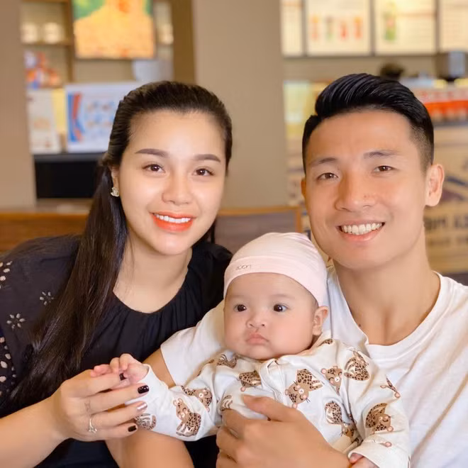 Trung vệ Bùi Tiến Dũng nhận được hàng nghìn biểu tượng cảm xúc với bức ảnh tình cảm của gia đình. "Sushi chúc các bà, các mẹ, các cô, các dì và các chị em có một ngày lễ thật nhiều niềm vui và hạnh phúc cùng với những người thân yêu ạ", nam trung vệ viết. Tiến Dũng vốn nổi tiếng là cầu thủ ngọt ngào, thường xuyên dành những lời có cánh và quà tặng cho vợ, gia đình nhân dịp kỷ niệm, lễ Tết.