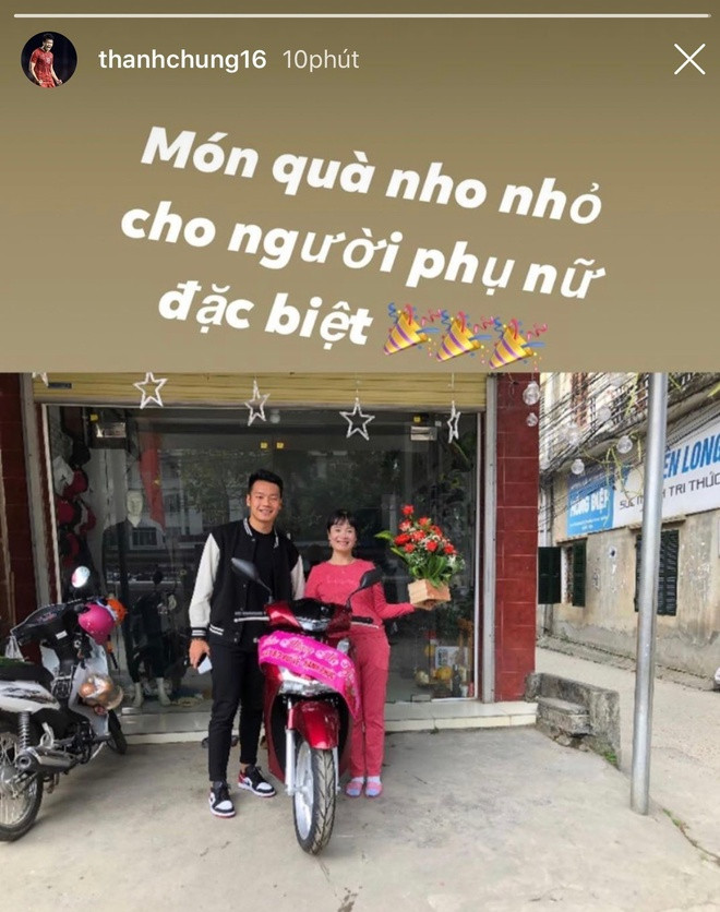 Hậu vệ Thành Chung tặng mẹ một chiếc xe máy nhân ngày 8/3. "Món quà nho nhỏ cho người phụ nữ đặc biệt", anh chú thích bức ảnh tình cảm bên mẹ. Trong những giải đấu góp mặt năm vừa qua, Thành Chung liên tục thể hiện phong độ tốt, được dự đoán sẽ là cái tên nổi bật trong đội hình tuyển Việt Nam.