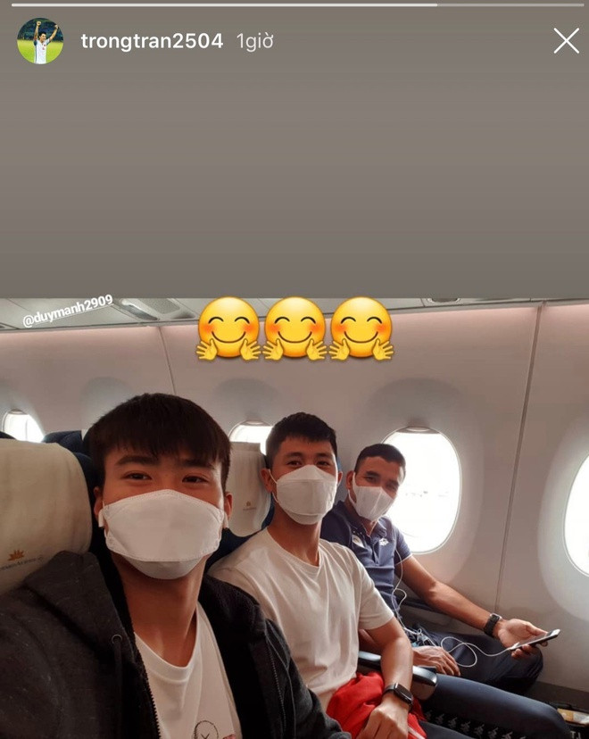 Cùng chuyến bay với Duy Mạnh có trung vệ Đình Trọng. Hai cầu thủ tỏ ra khá thoải mái, chụp ảnh "dìm hàng" và trêu chọc nhau trên mạng xã hội.