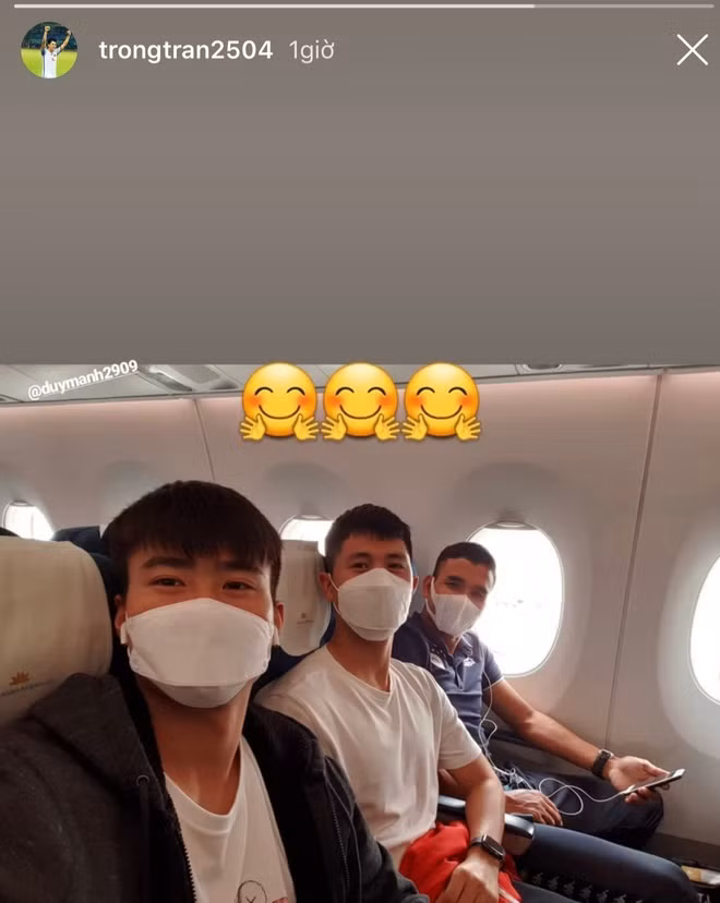 Cùng chuyến bay với Duy Mạnh có trung vệ Đình Trọng. Hai cầu thủ tỏ ra khá thoải mái, chụp ảnh "dìm hàng" và trêu chọc nhau trên mạng xã hội.