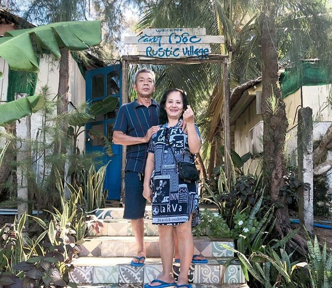 Cầu thủ Nguyễn Phong Hồng Duy cũng chia sẻ lại khoảnh khắc tình cảm của cha mẹ tại trang cá nhân và hài hước gọi hai người là anh, chị. "Chúc anh Phong, chị Kiều nhà mình và toàn thể phụ nữ, thiếu nữ có một ngày 8/3 thật vui vẻ, hạnh phúc bên những người thân thương của mình nhé", Duy "Pinky" nhắn nhủ.