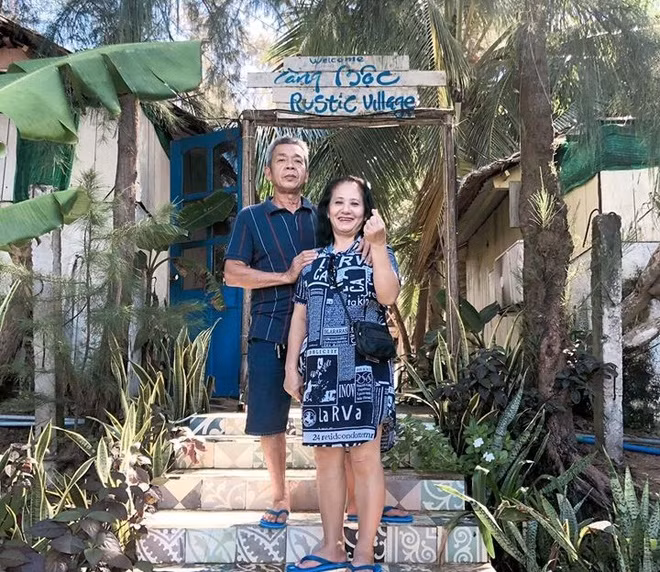 Cầu thủ Nguyễn Phong Hồng Duy cũng chia sẻ lại khoảnh khắc tình cảm của cha mẹ tại trang cá nhân và hài hước gọi hai người là anh, chị. "Chúc anh Phong, chị Kiều nhà mình và toàn thể phụ nữ, thiếu nữ có một ngày 8/3 thật vui vẻ, hạnh phúc bên những người thân thương của mình nhé", Duy "Pinky" nhắn nhủ.