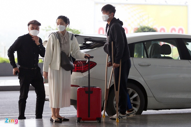Sáng 8/3, trung vệ Duy Mạnh có mặt tại sân bay Nội Bài để làm thủ tục vào TP.HCM, sau đó sang Singapore điều trị chấn thương. Vợ mới cưới của anh - Quỳnh Anh cũng có mặt tiễn chồng. Cô bày tỏ sự tiếc nuối khi không thể cùng Duy Mạnh sang Singapore đồng thời gửi lời chúc đến nửa kia tại trang cá nhân: "Mong may mắn sẽ đến". Ảnh: Thế Anh.