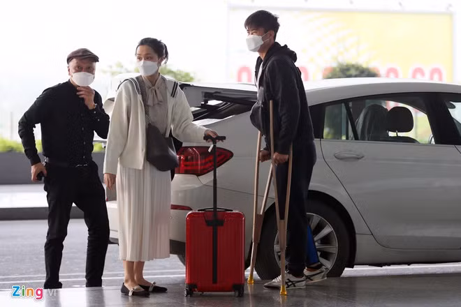 Sáng 8/3, trung vệ Duy Mạnh có mặt tại sân bay Nội Bài để làm thủ tục vào TP.HCM, sau đó sang Singapore điều trị chấn thương. Vợ mới cưới của anh - Quỳnh Anh cũng có mặt tiễn chồng. Cô bày tỏ sự tiếc nuối khi không thể cùng Duy Mạnh sang Singapore đồng thời gửi lời chúc đến nửa kia tại trang cá nhân: "Mong may mắn sẽ đến". Ảnh: Thế Anh.