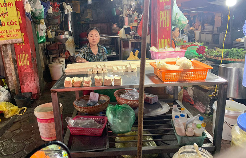 Gia ca leo thang, nguoi mua sach vi, nguoi di buon nang tui