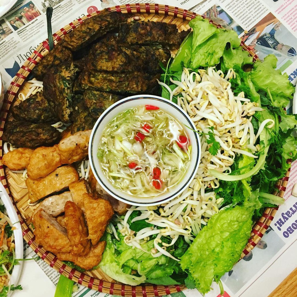 Rươi có thể được chế biến thành nhiều món ngon như nem rươi, rươi kho nồi đất, mắm rươi, rươi rang muối, rươi cuốn lá lốt... nhưng chả rươi là món được nhiều người yêu thích. Với hương vị thơm ngậy và đầy đủ các vị chua cay mặn ngọt, món ăn này sẽ làm say lòng những thực khách khó tính. Ảnh: S_trang_ss.