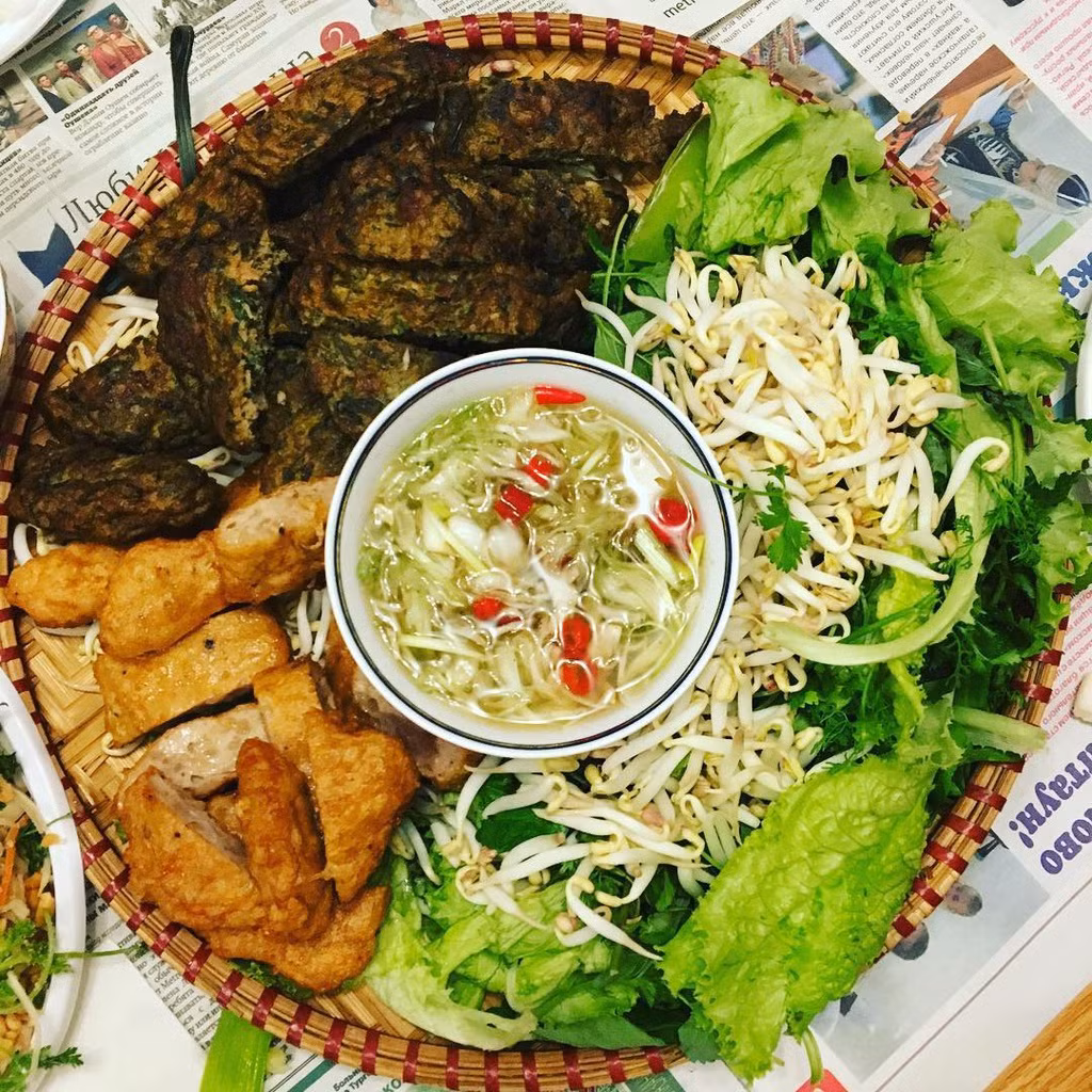 Rươi có thể được chế biến thành nhiều món ngon như nem rươi, rươi kho nồi đất, mắm rươi, rươi rang muối, rươi cuốn lá lốt... nhưng chả rươi là món được nhiều người yêu thích. Với hương vị thơm ngậy và đầy đủ các vị chua cay mặn ngọt, món ăn này sẽ làm say lòng những thực khách khó tính. Ảnh: S_trang_ss.