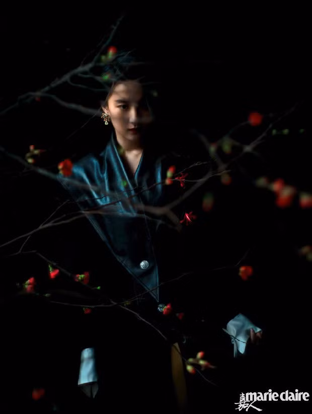 "Thần tiên tỷ tỷ" còn khiến người xem choáng ngợp khi diện bộ trang sức đắt giá 20 triệu NDT (2,8 triệu USD) trong concept ảnh "đọ sắc" cùng hoa.