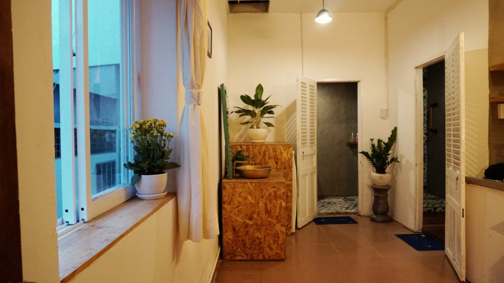 Tuy nằm giữa trung tâm TP.HCM nhưng căn nhà vẫn luôn ngập tràn ánh sáng và các mảng cây xanh trang trí.