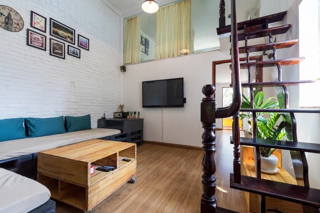 Với 300 triệu đồng dành cho tổng chi phí sửa chữa và nội thất, ngôi nhà sử dụng hầu hết chất liệu giá rẻ nhưng không kém phần độc đáo.