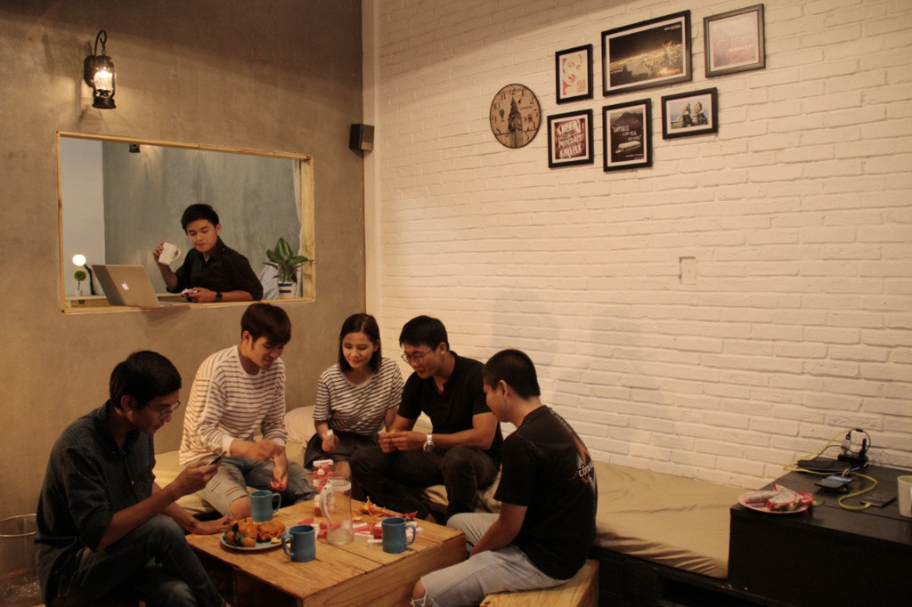 Căn nhà không quá sang trọng nhưng vẫn trở thành một không gian ấm cúng dành cho cả gia đình hay hội nhóm bạn bè cùng nhau trò chuyện.