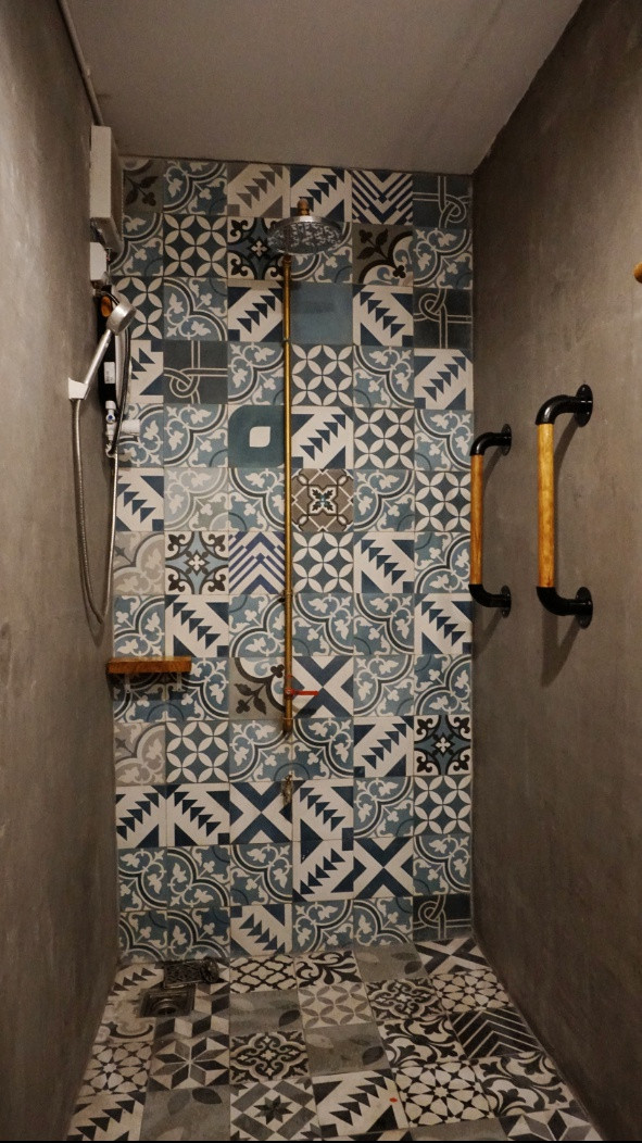 Nhà tắm với nền gạch đặc trưng của quá khứ cùng vòi hoa sen màu đồng tôn lên sự cổ điển của ngôi nhà nhưng không làm mất đi sự tiện nghi.