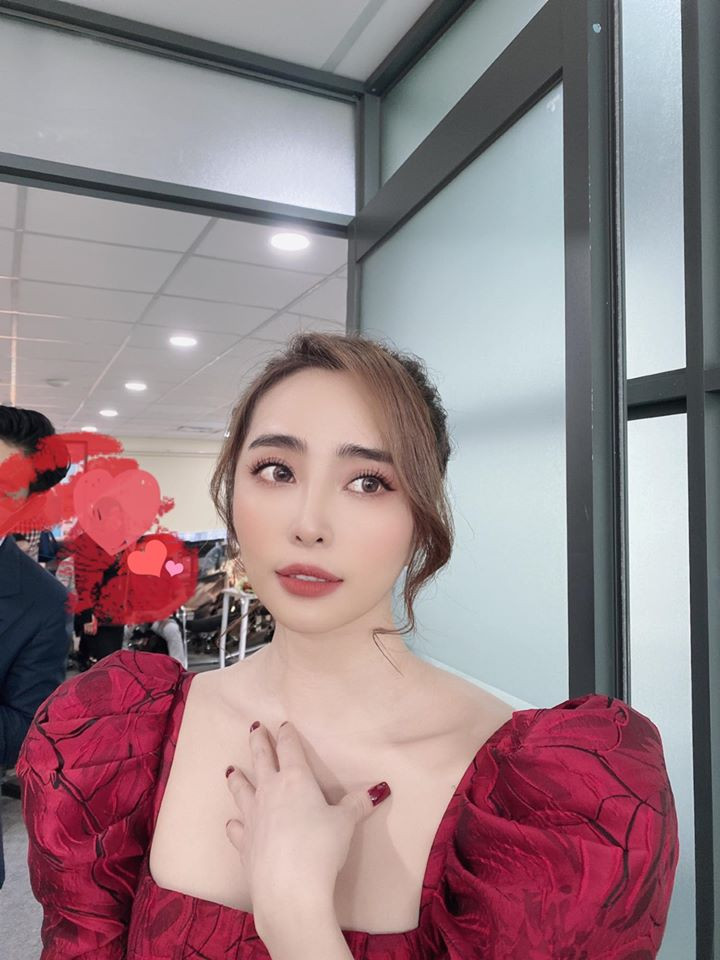 Tròn 1 tháng ở nhà trong những ngày chống dịch COVID-19, Quỳnh Nga luôn thể hiện hình ảnh xinh tươi, quyến rũ. 