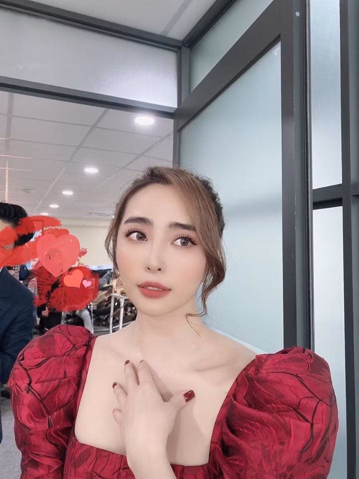 Tròn 1 tháng ở nhà trong những ngày chống dịch COVID-19, Quỳnh Nga luôn thể hiện hình ảnh xinh tươi, quyến rũ. 