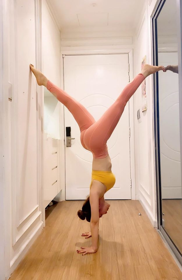 Bên cạnh đó, Quỳnh Nga là một trong những sao Việt rất đam mê tập luyện thể thao tại nhà. Chính nữ diễn viên đã lập nên một group riêng dành cho những người "nghiện tập" như mình, với nhiều môn tập hình thể. Quỳnh Nga thường xuyên chia sẻ hình ảnh bản thân chăm chỉ tập yoga tại nhà, với những động tác chuyên nghiệp. 