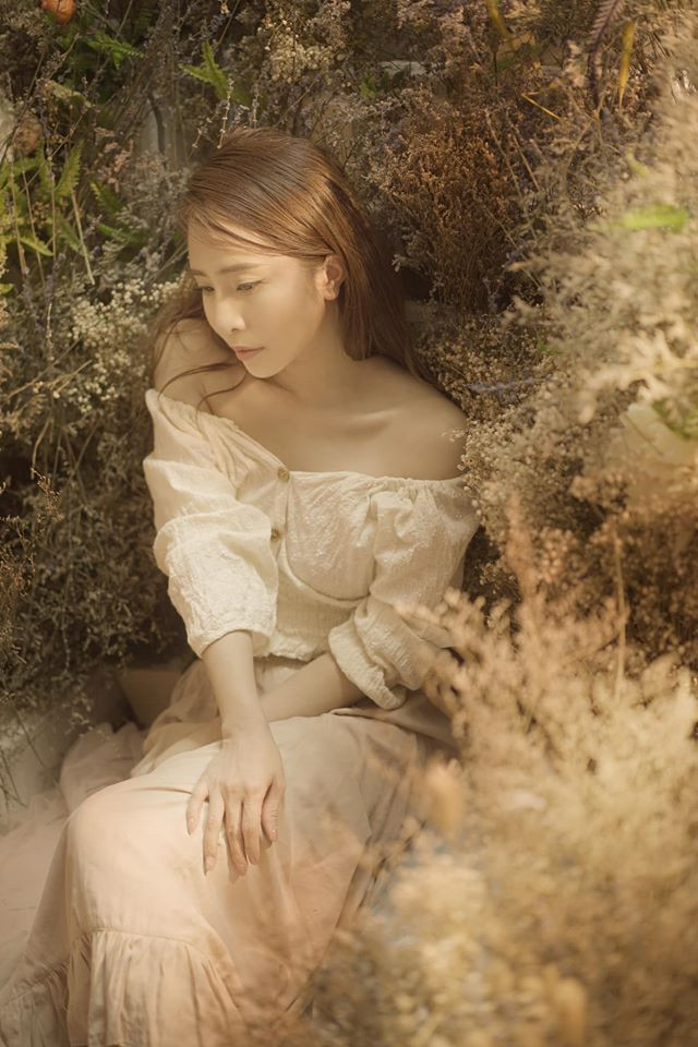 Cô nàng tự nhủ khi viết trên trang cá nhân: "Đừng cầu xin cho một cuộc sống dễ dàng. Hãy cầu cho có sức mạnh để chịu đựng một cuộc sống khó khăn".