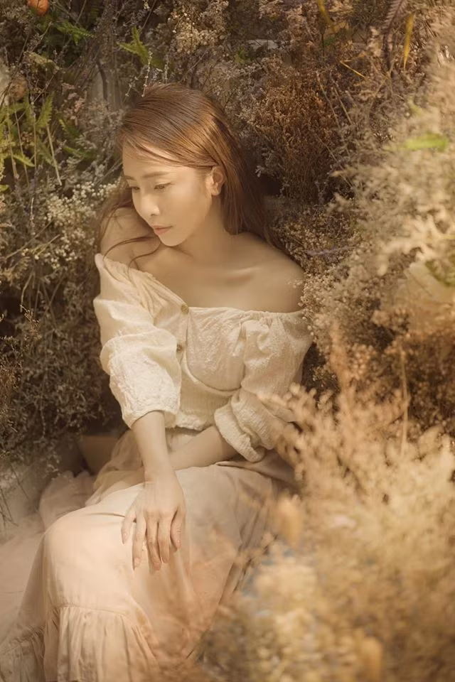 Cô nàng tự nhủ khi viết trên trang cá nhân: "Đừng cầu xin cho một cuộc sống dễ dàng. Hãy cầu cho có sức mạnh để chịu đựng một cuộc sống khó khăn".