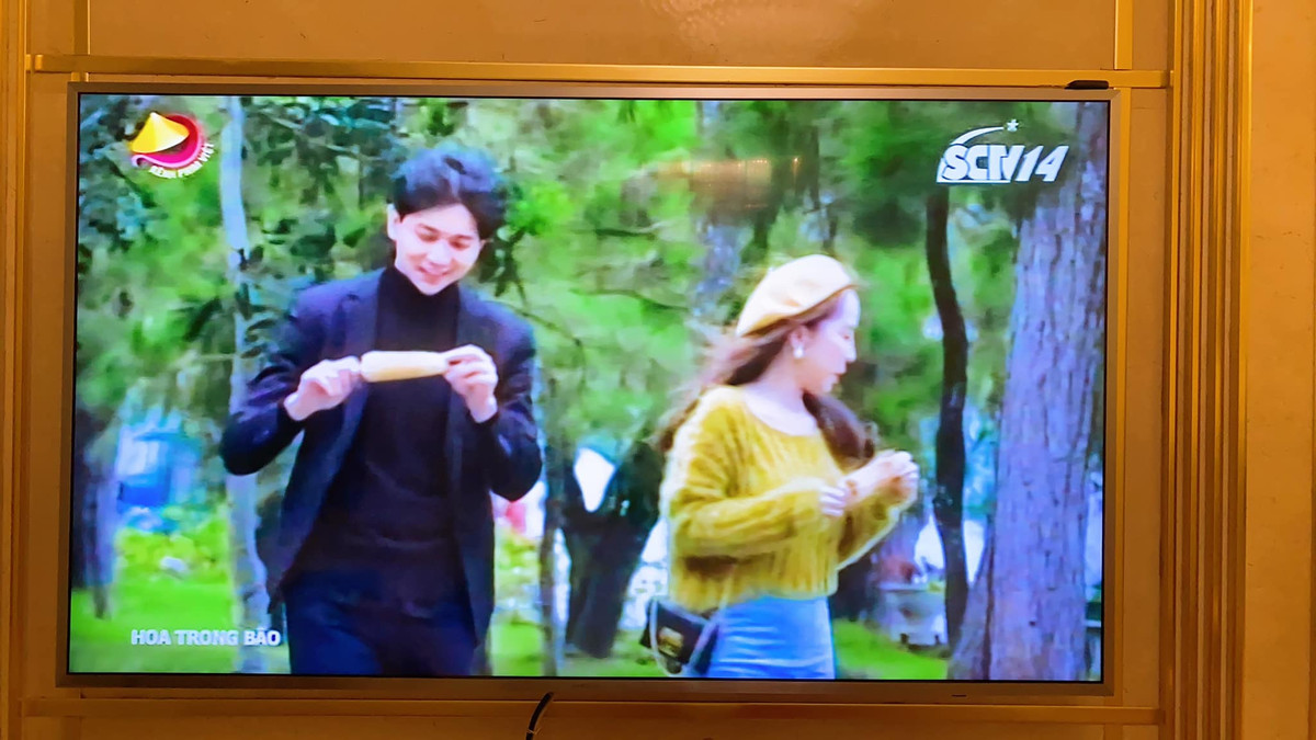 Bạn diễn nam đóng cặp cùng Quỳnh Nga trong phim "Hoa trong bão" chính là ca sĩ - diễn viên Tim. Sau thời gian hợp tác chung, Tim cũng thường xuyên tương tác với Quỳnh Nga trên trang cá nhân. 