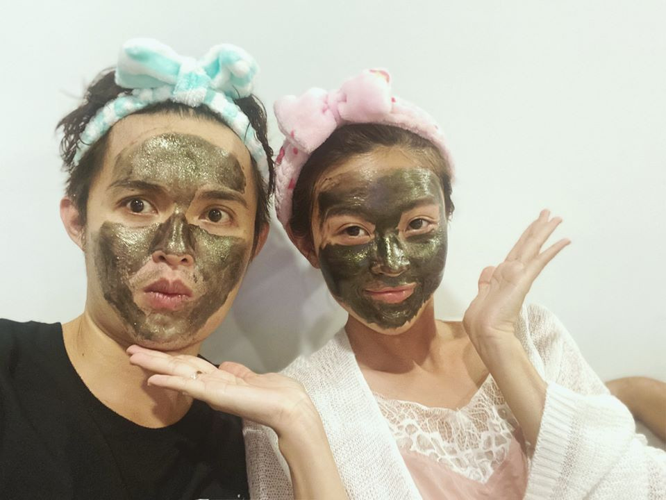 Cẩm Tú là biên tập viên, MC trong các chương trình thể thao, giải trí của VTV. Trong khi đó, Thiên Nguyện kinh doanh tại TP.HCM. Người ấy là ai là phiên bản Việt của game show hẹn hò nổi tiếng ở Thái Lan. Nhiều cặp đôi hẹn hò sau khi tham gia chương trình này nhưng ngoài Cẩm Tú, Thiên Nguyện, chưa cặp nào đi tới hôn nhân. Do đó, nhiều khán giả cũng nghi ngờ tính chân thực của chương trình.