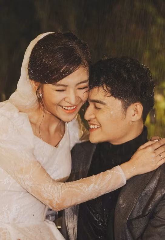  Thiên Nguyện và Cẩm Tú là cặp đầu tiên đi đến hôn nhân từ chương trình Người ấy là ai. Cả hai cùng tham gia tập 14 mùa thứ 2 năm 2019. Tại đây, BTV Cẩm Tú cho biết cô ấn tượng ở Thiên Nguyện bởi sự chân thành và yêu thương gia đình. Thiên Nguyện gặp Cẩm Tú từ 6 năm trước khi chương trình lên sóng. Tuy nhiên, khi đó, Cẩm Tú đang hạnh phúc với mối tình đầu.