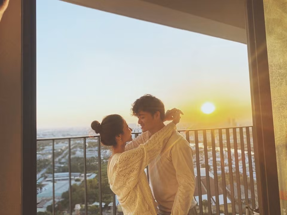 “Lễ đính hôn của chúng tôi đã diễn ra trong sự bất ngờ của người thân và bạn bè anh, vì trước giờ anh luôn tuyên bố sau 30 tuổi mới kết hôn. Và trong cả sự bất ngờ của Tú, khi chàng trai ấy về thưa với bố mẹ tôi cho anh được đưa đón và chăm sóc tôi. Lễ đính hôn của chúng tôi đã diễn ra trong ngập tràn sự yêu thương của hai gia đình, bạn bè, dàn bưng quả, cùng những người luôn thương mến và ủng hộ”, Cẩm Tú chia sẻ.