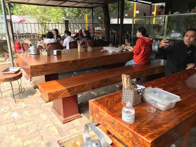 Ban bun nhung 'ban ghe cho khach ngoi co khi bang ca gia tai'-Hinh-4