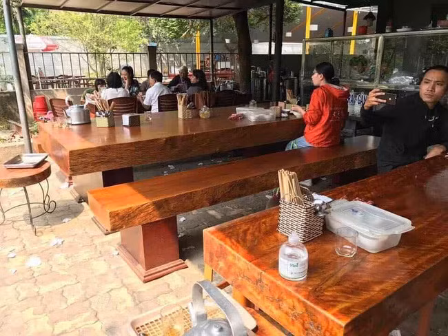 Ban bun nhung 'ban ghe cho khach ngoi co khi bang ca gia tai'-Hinh-4