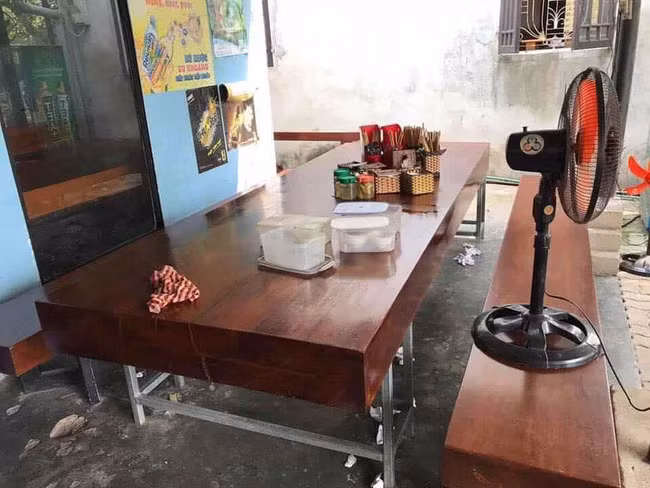 Ban bun nhung 'ban ghe cho khach ngoi co khi bang ca gia tai'-Hinh-6