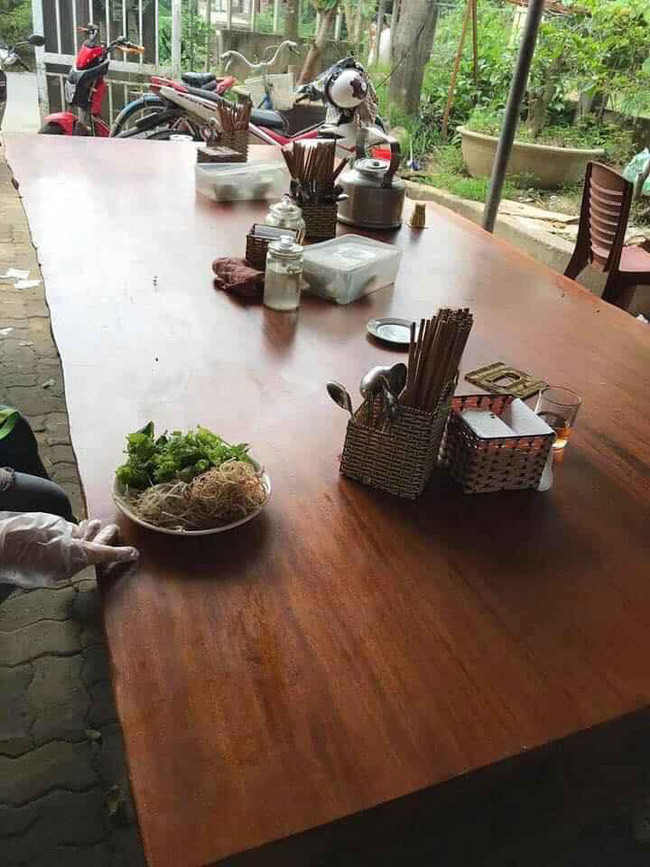 Ban bun nhung 'ban ghe cho khach ngoi co khi bang ca gia tai'-Hinh-2