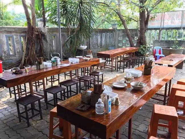 Ban bun nhung 'ban ghe cho khach ngoi co khi bang ca gia tai'-Hinh-3