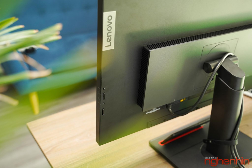 Trái với vẻ cứng cáp ở mặt sau, mặt trước của ThinkVision P27h-20 lại rất cuốn hút với viền màn hình mỏng đều cả 4 cạnh, nếu chỉ tính riêng viền màn hình thì ở mức 2mm, màn hình hiển thị chiếm 92,24% mặt trước nhưng thực tế tấm nền bên trong cũng không hiển thị sát viền nên tổng kích thước phần đen khoảng gần 10mm. Dù sao nó vẫn rất ổn để đảm bảo người dùng không bị phân tâm bởi những thứ xung quanh, tập trung cao độ vào nội dung hiển thị. Các nút để điều chỉnh màn hình nằm ở mặt sau, thiết kế khá đẹp và đủ trực quan, dễ sử dụng. Điểm chưa làm hài lòng duy nhất đó là các khớp xoay trên màn hình này chưa được mượt giống như màn hình cao cấp. Chất lượng hiển thị