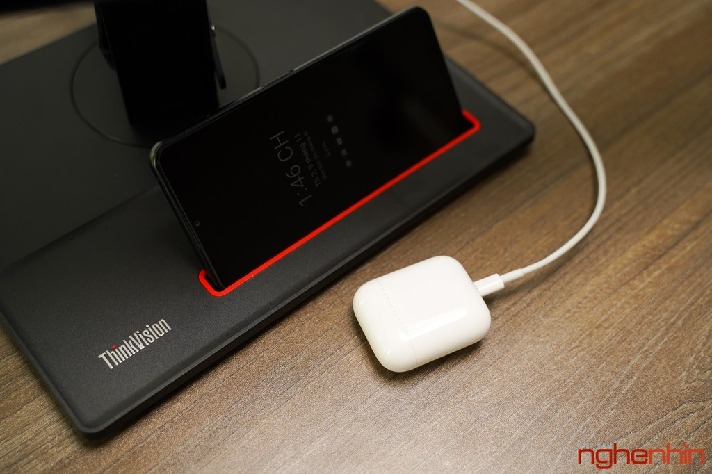 Ngoài ra, những cổng USB-A của màn hình cũng có thể sạc cho smartphone, phụ kiện đeo mặc dù công suất không cao nhưng cũng là trang bị tốt. ThinkVision P27h-20 cũng có 2 loa tích hợp 1W để thao tác nhanh mà không cần nối sang loa rời. Cổng kết nối bao gồm 4 cổng USB-A 3.1, 1 cổng USB-C 3.1, 1 x Ethernet, 1 x HDMI, 1 x DisplayPort, 1 x 3,5mm. Đánh giá chung