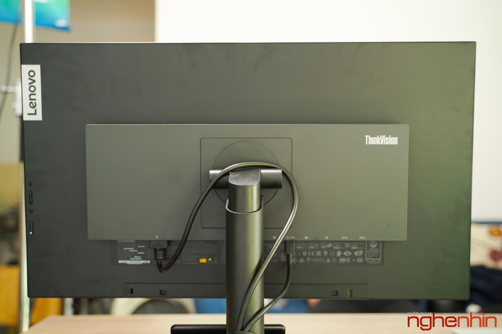 Chân đế chỉ được làm bằng nhựa nhưng vẫn thể hiện sự chắc chắn, không hề rung lắc, ghép nối với nhau rất dễ dàng, chỉ cần 1 người mất khoảng hơn 1 phút để lắp màn hình lên, không cần đồ nghề gì cả do chúng đều ghép bằng khớp nối. Chân đế còn có một dây cao su có thể điều chỉnh độ rộng để người dùng đi dây cho gọn gàng. Ngay phía trước chân đế còn có một khe hở, trang trí màu đỏ, đây là vị trí người dùng có thể đặt smartphone để tập trung làm việc nhưng cũng không bỏ lỡ thông báo quan trọng hoặc có thể tận dụng để bút vẽ.