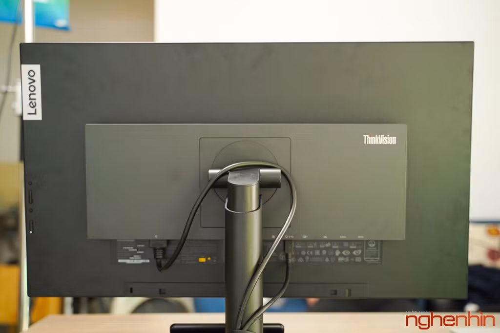 Chân đế chỉ được làm bằng nhựa nhưng vẫn thể hiện sự chắc chắn, không hề rung lắc, ghép nối với nhau rất dễ dàng, chỉ cần 1 người mất khoảng hơn 1 phút để lắp màn hình lên, không cần đồ nghề gì cả do chúng đều ghép bằng khớp nối. Chân đế còn có một dây cao su có thể điều chỉnh độ rộng để người dùng đi dây cho gọn gàng. Ngay phía trước chân đế còn có một khe hở, trang trí màu đỏ, đây là vị trí người dùng có thể đặt smartphone để tập trung làm việc nhưng cũng không bỏ lỡ thông báo quan trọng hoặc có thể tận dụng để bút vẽ.