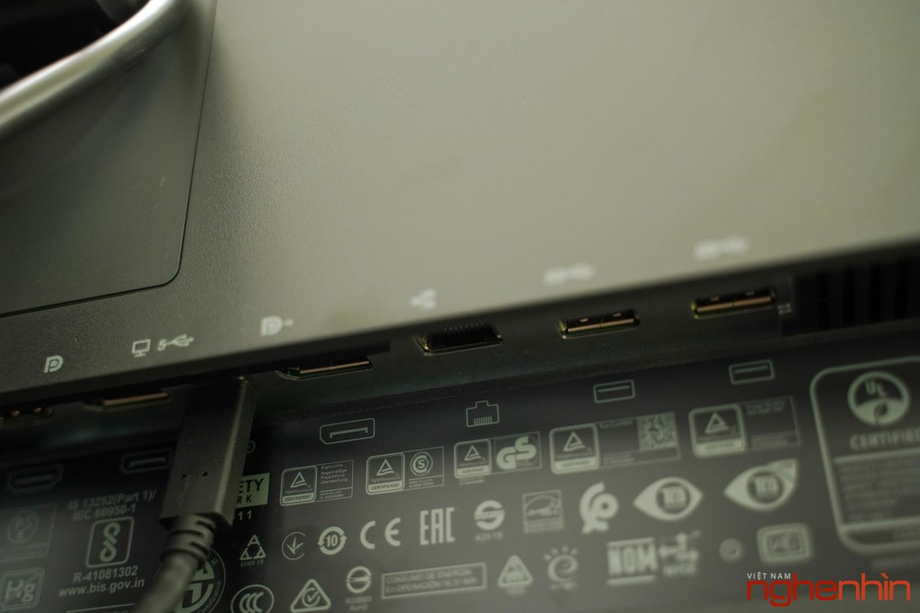 Hơn nữa, việc nối ra một màn hình ngoài giúp nội dung hiển thị mở rộng hơn, nhiều không gian làm việc hơn, có thể chạy nội dung khác nhau ở mỗi màn hình. Với màn hình chất lượng như ThinkVision P27h-20, người dùng có thể thay đổi góc nhìn tuỳ ý, không bị bó hẹp như sử dụng một chiếc laptop. Và cuối cùng, lợi ích của việc nối laptop với màn hình rời như ThinkVision P27h-20 giúp hiệu năng của laptop mạnh hơn, đặc biệt khi tắt màn hình laptop đi và chỉ sử dụng ThinkVision P27h-20, máy lúc đó sẽ dư dả hiệu năng hơn, mọi tác vụ mượt mà hơn thấy rõ.