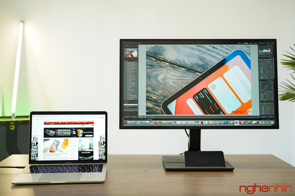 Mới đây, Lenovo đã ra mắt 4 mẫu màn hình máy tính ThinkVision thế hệ mới dành cho doanh nghiệp có nhu cầu về thiết bị màn hình phục vụ công việc với hình ảnh chất lượng cao, thiết kế công thái học, và dễ dàng sử dụng. Trong đó cao cấp nhất là mẫu ThinkVision P27h-20 sở hữu những trang bị tốt nhất dành cho những người sáng tạo. Nếu các bạn còn nhớ, hồi đầu năm nay, Apple đã ra mắt màn hình Pro Display XDR giá 5.000 USD bị coi là quá đắt. Trong khi đó, với những ai dùng hệ điều hành Windows, kích cỡ nhỏ hơn một chút, khoảng 27 inch, chuẩn 4K Lenovo cũng có giới thiệu ThinkVision Creator Extreme tại CES 2020 là một trong những màn hình LED Mini đầu tiên ra mắt có giá cũng khoảng 2500 USD. Cả hai đều là những sản phẩm đầu bảng nhưng không phải ai cũng có thể đầu tư lớn như vậy nhất là những doanh nghiệp cần phải đầu tư đồng bộ số lượng lớn, chính vì thế mẫu ThinkVision P27h-20 ra đời có thể xem là một bản rút gọn từ ThinkVision Creator Extreme nhưng vẫn đem lại những giá trị thiết thực nhất dành cho nhà thiết kế, giá bằng một phần bảy. Thiết kế Là một sản phẩm của thương hiệu Lenovo, ThinkVision P27h-20 vẫn thừa hưởng đặc trưng khi sử dụng lối thiết kế đơn giản, sử dụng chủ yếu những nét thẳng, vuông vức, khoẻ khoắn nhưng đáp ứng được sự công thái học, yếu tố rất quan trọng với những ai làm công việc sáng tạo. Màn hình này có thể thay đổi nhiều góc độ, chân đế xoay 360 độ, thay đổi độ cao 135mm, màn hình có thể xoay dọc 90 độ và ngửa lên (5-35 độ) nếu cần thiết. ThinkVision P27h-20 có thể đáp ứng hầu hết các tư thế thoải mái nhất và phù hợp với chiều cao của người dùng.